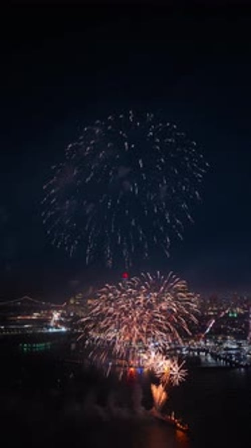 Enjoy the Mesmerizing Fireworks Over San Francisco Bay on July 4Th