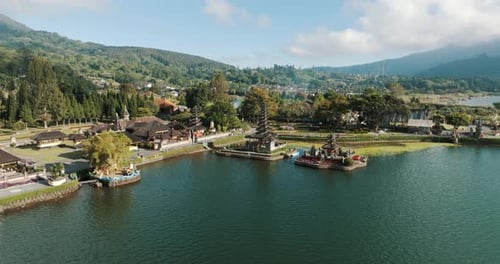 Vista aérea 4k del templo Pura Ulun Danu Bratan en Bali, Indonesia.