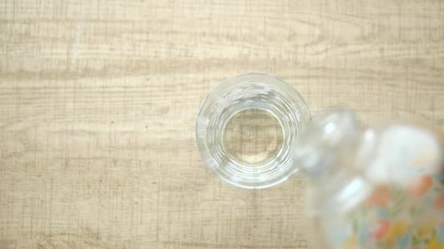 Der Vorgang, Wasser aus kurzer Entfernung in ein Glas zu gießen und dabei den erfrischenden Fluss zu beobachten