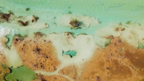 Vue aérienne du dessus du lagon turquoise peu profond et du littoral coloré de Bacalar, au Mexique