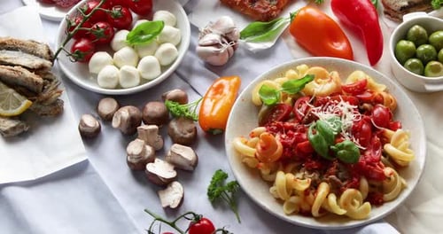 Cómo preparar la pasta perfecta: un festín italiano con mozzarella y albahaca fresca