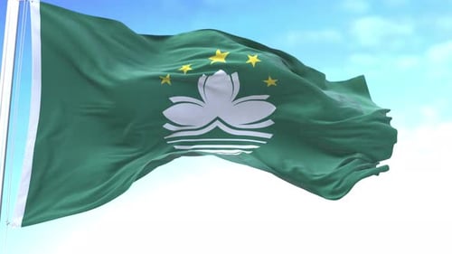 Horizontale Flagge von Macau im Himmel, die schnell weht