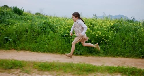 Sorria, criança e corra em um caminho no campo, aventura ao ar livre e liberdade nas férias no campo