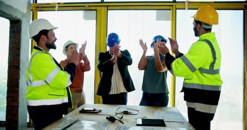 Arquitetura, equipe e comemoração com elogios, sucesso e aplausos da aprovação do desenvolvimento