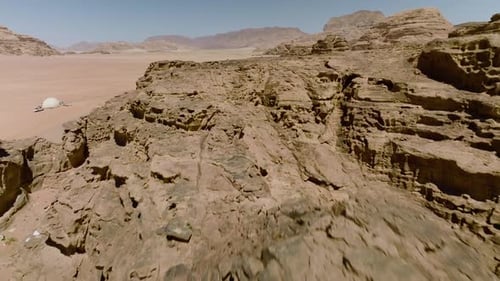 Hoch aufragende Granitberge enthüllten Bubble-Camp-Zelte im Wadi Rum, Jordanien. Drohnenaufnahme aus
der Luft