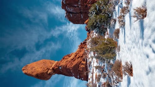 Timelapse vertical en 4K, parc national des Arches, Utah, États-Unis. Nuages au-dessus des formations rocheuses de Hoodoo sous le soleil