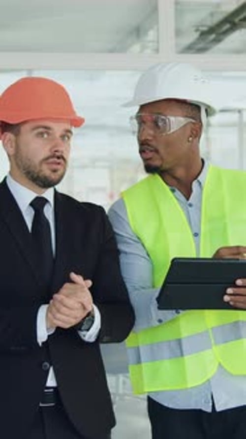 Concepto de la industria de la construcción en el que el atractivo, confiado y hábil CEO de una empresa de construcción habla con