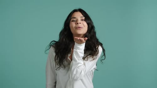 La hermosa chica envía un beso aireado a la cámara