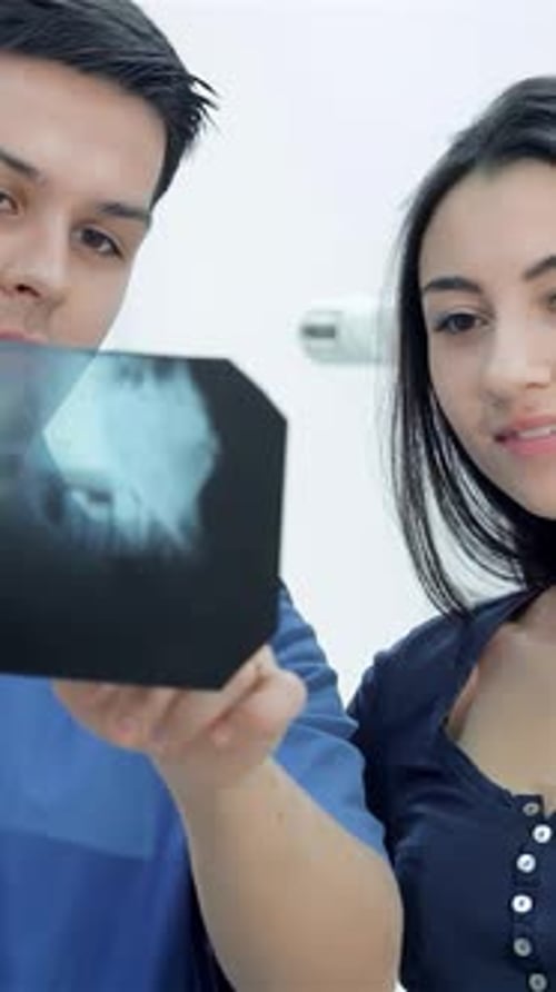 Un dentiste joyeux et un patient partagent un moment dans un cabinet dentaire lumineux