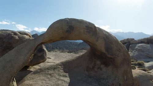 L'arche de Mobius dans les collines de l'Alabama, les montagnes de l'est de la Sierra en arrière-plan