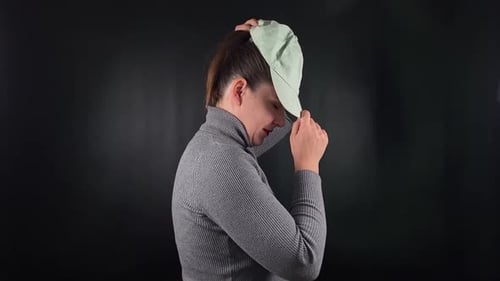 Uma mulher interagindo com um objeto isolado no fundo preto