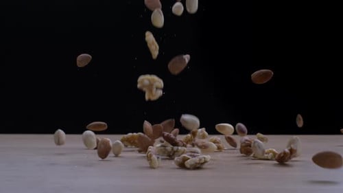Gemischte Nüsse, die sanft fallen — Detailansicht von Mandeln, Walnüssen, Pekannüssen, Cashewnüssen, Haselnüssen,