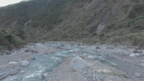 Natürliche Wildwasser-Fluss-Stromschnellen, die durch das Tal in einer abgelegenen Bergregion fließen