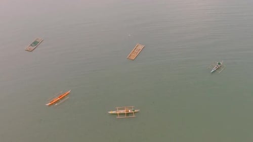 Barcos de pesca disparados en el cielo