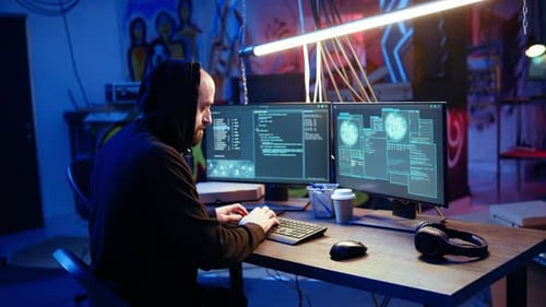 Espía en un escondite secreto enojado después de que se le negara el acceso a información confidencial