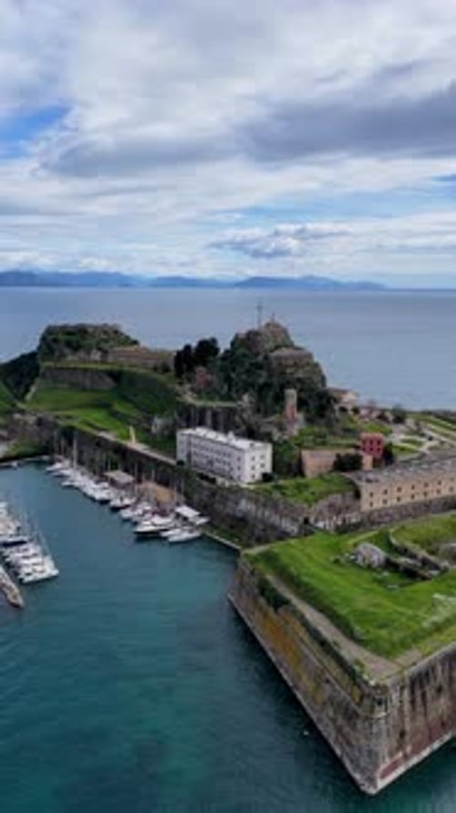 Vue aérienne de la vieille forteresse de Corfou en Grèce avec le port de plaisance de Mandraki Harbour. Vue par drone de Palaio Frourio
