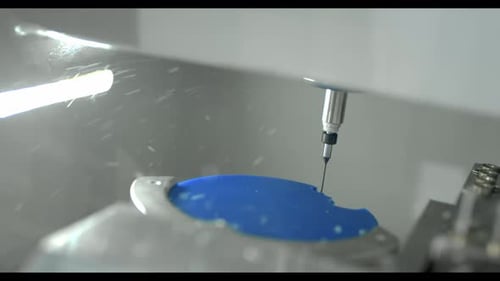 Professionelle CNC-Zahnfräsmaschine zum Herausschneiden der Form künstlicher Zähne im Dentallabor