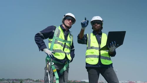 Beide Ingenieure sind verantwortlich für die Installation von Solarmodulen