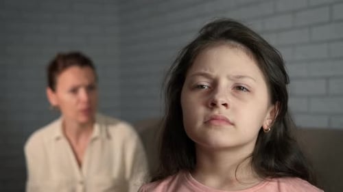 Femme réprimandant sa fille qui s'ennuie