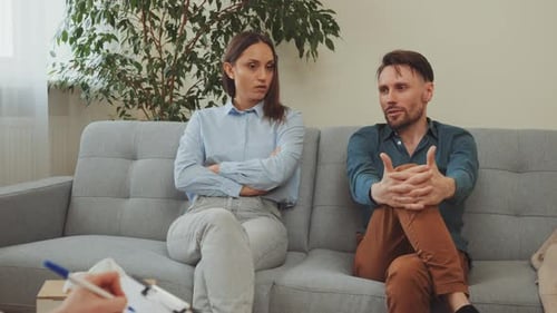 Paar in Beziehungsberatung zeigt Spannung