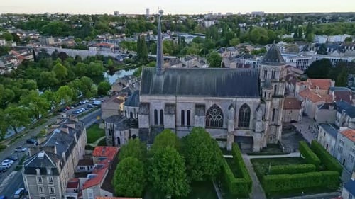 Église Sainte-Radegonde, Poitiers en France. Drone aérien en arrière et paysage urbain
