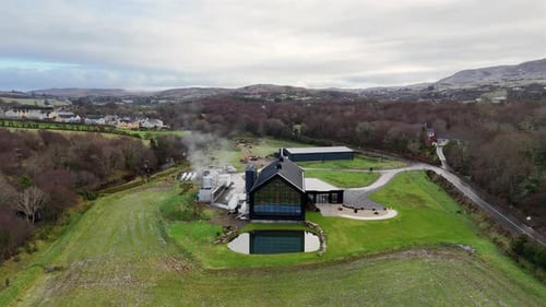 Condado de Ardara, Donegal, Irlanda, 15 DE JANEIRO DE 2024: A Destilaria Ardara está produzindo na cidade