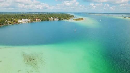 Vue aérienne du Canal de los Piratas Bacalar montrant les eaux bleues et vertes du lagon