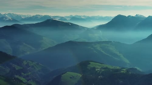 Luftaufnahme der Berge am Morgen im Nebelschnee