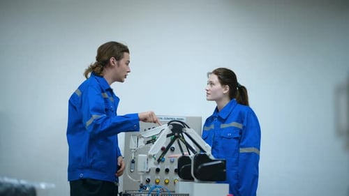 Auszubildender Robotikingenieur lernt mit dem Programmieren und Manipulieren der Roboterhand