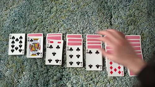 Un homme termine une partie de solitaire pour passer le temps en quarantaine.