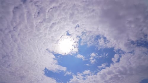 Wolken, die die Sonne bedecken