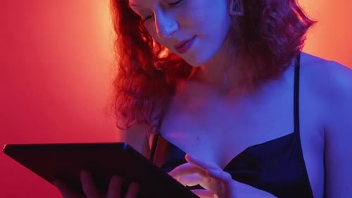 Online Booking Shopping Plans Charming Lady Scroll