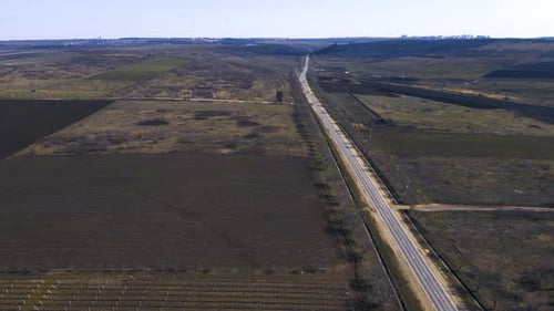 Vista aérea de la carretera entre campos agrícolas