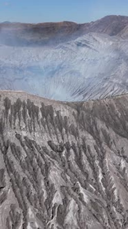 Vue aérienne du volcan du mont Bromo en Indonésie. Vidéo verticale.