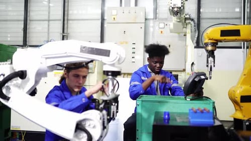 Engenheiros inspecionando e verificando a máquina automatizada de robôs de soldagem de máquinas de armas na fábrica.