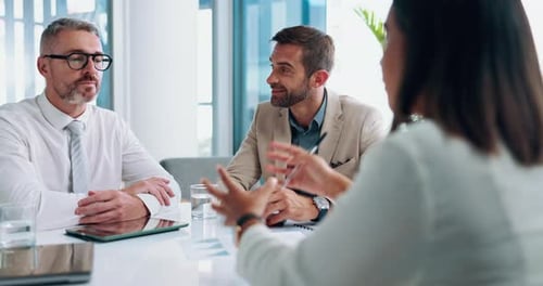 Unternehmen, Leute und Handschlag für ein Vorstellungsgespräch im Büro, Einstellungsverfahren und Einstellungsvereinbarung