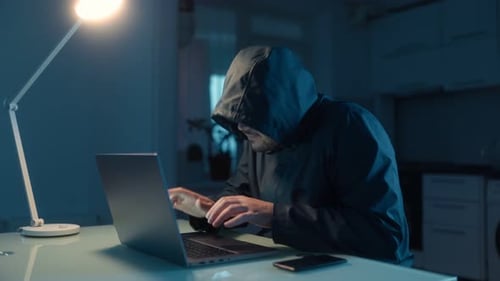 Hacker alegre trabalhando em casa comemora uma grande conquista no escuro