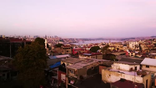 Luftseilbahn zur Goldenen Stunde über der Stadt Istanbul in der Türkei, Blick auf die Skyline