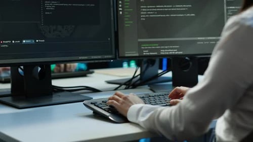 Primer plano de un experto de TI en Server Hub que establece puntos de referencia de rendimiento