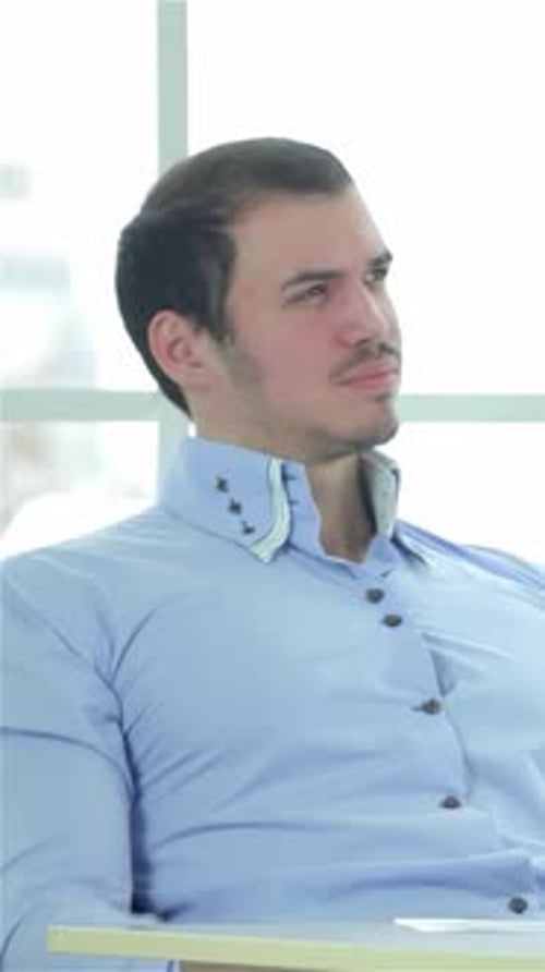 Un homme d'affaires vérifie anxieusement sa montre dans un bureau lumineux