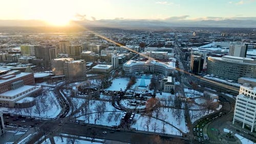 Zumbido al atardecer de invierno sobre el nevado Parque del Centro Cívico durante el Christkindlmarket de Denver