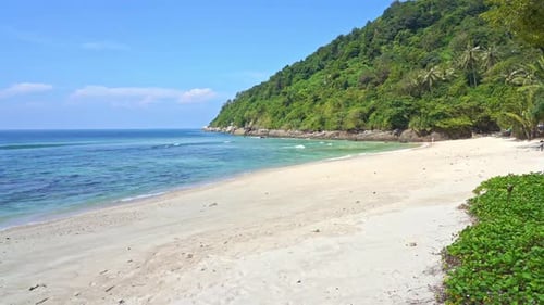 Wunderschöner einsamer Strand auf Tropical Island. Statische exotische Szene.