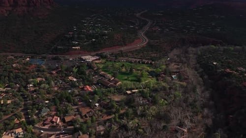 Drohnenaufnahme des Wohngebiets Sedona, Arizona, und von der Straße aus