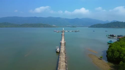 Passarela até o cais do farol que se estende até o Golfo da Tailândia. Lindo drone de vista aérea