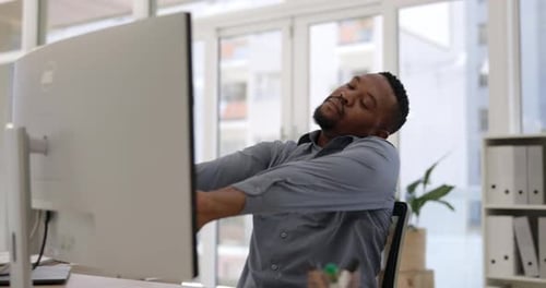 Schwarzer Mann, entspannen Sie sich und machen Sie eine Pause am Computer, um sich zu dehnen, fertig oder fertig mit Arbeitsaufgaben