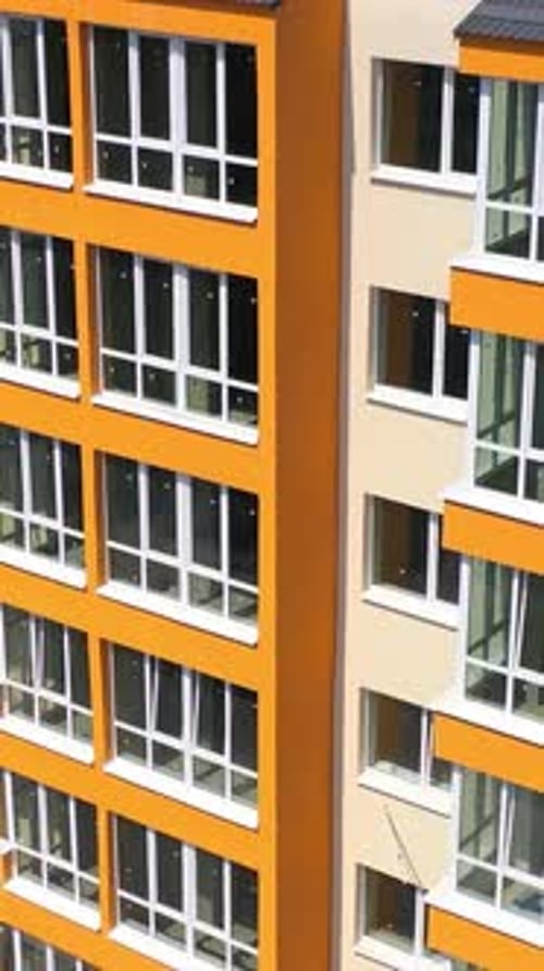 Vista recortada de los exteriores de los modernos edificios de apartamentos.