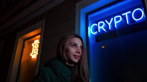 Une investisseuse féminine en cryptomonnaies change de couleur après la chute du Bitcoin et après la hausse de