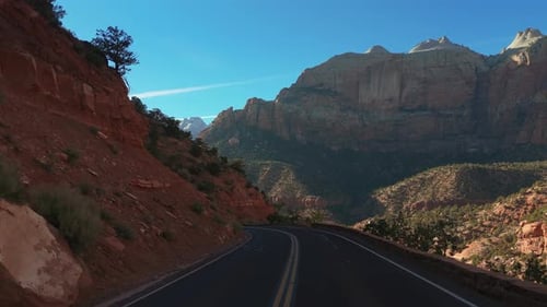 Malerische Autofahrt im Zion-Nationalpark, wunderschöne Natur in Utah, Nordamerika.