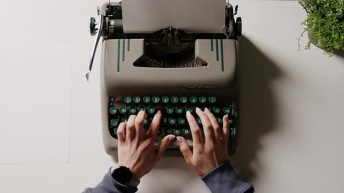 Manos escribiendo en una máquina de escribir