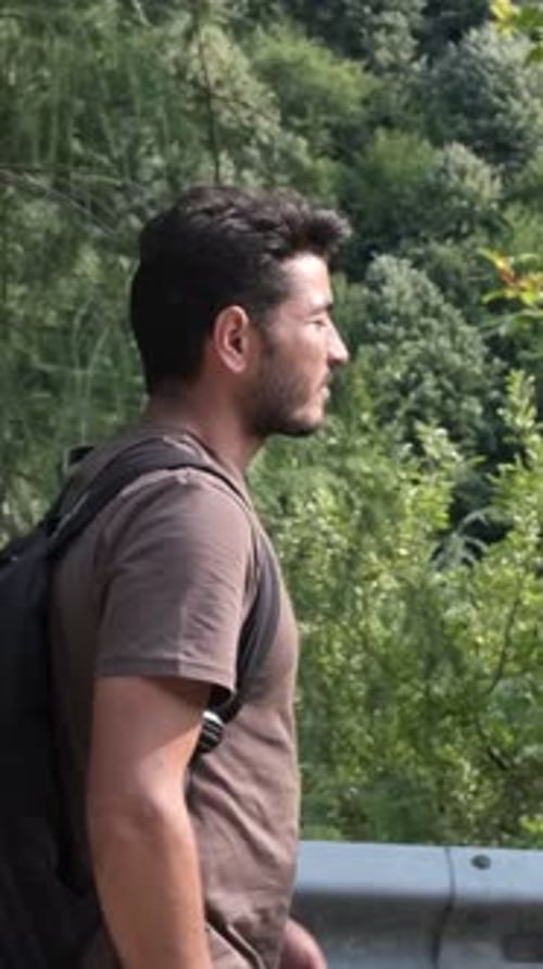Backpacker-Reisender in Forest